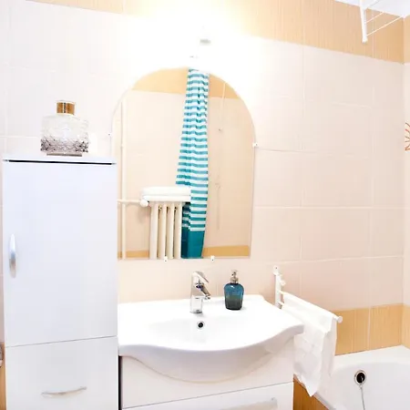 Christine-2 Bedrooms In The Downtown Apartment *
