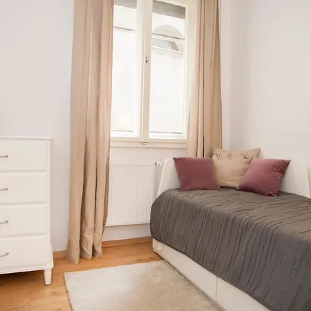 Christine-2 Bedrooms In The Downtown Apartment *